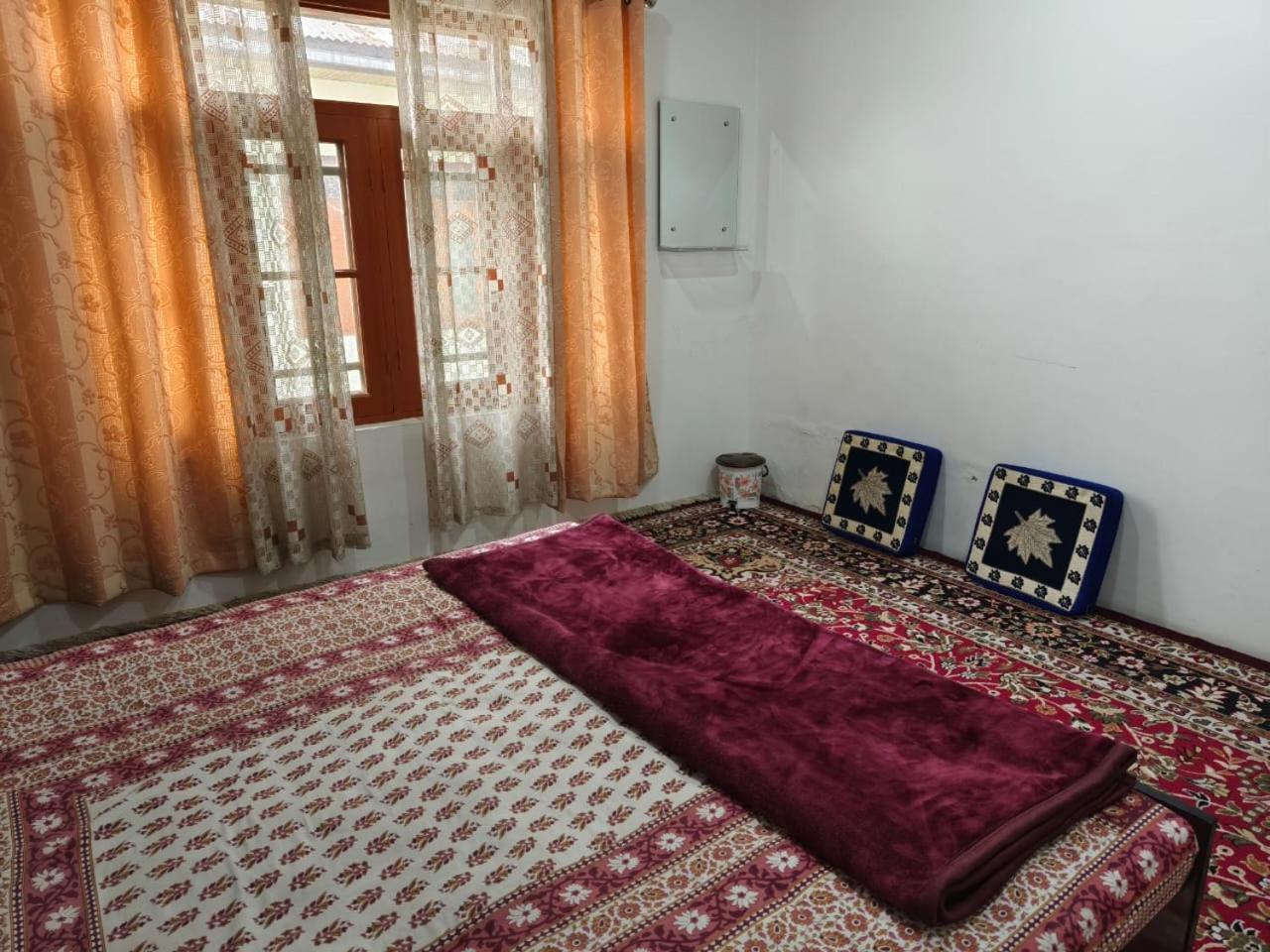 Bed and Breakfast Mir Manzil Сринагар Экстерьер фото